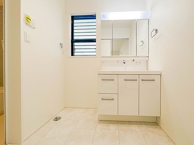脱衣所、洗面所は小さなプライベートスペース。歯磨き、洗顔と毎日施す個人空間。換気も設置して、熱気などを開放して、爽やかなスペース。