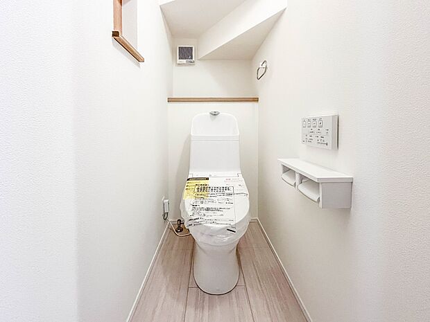 (T号棟)トイレ・ウォシュレット付。快適で衛生的な洗浄機能付温水シャワートイレです。