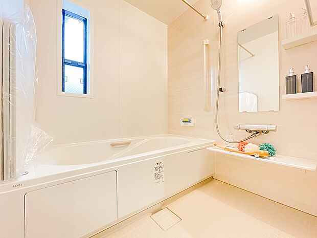 【Bathroom-浴室-】  1日の疲れを癒すバスルームは、心地よいリラックスを叶える清潔感溢れる美しい空間です。心からゆったりと寛いでいただけるよう、ゆとりのスペースを確保してます。