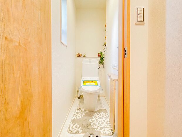【Toilet−トイレ】  汚れがつきにくく、清掃での傷がつきにくい仕様なので、便器の美しさが長く保ちます。  