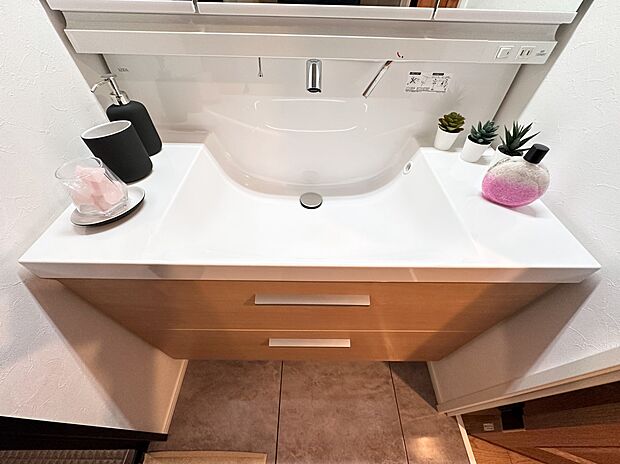 大きく見やすい三面鏡で清潔感ある洗面台は、身だしなみチェックや肌のお手入れに最適です。何かと物が増える場所だからこそ、スッキリと見映えの良い空間に拵えました。