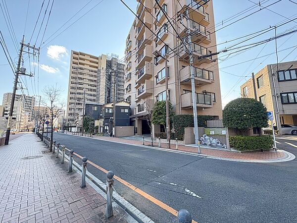 【前面道路】陽当りや通風性など各所に施された工夫で住みやすさを実現。部屋の大きさや周辺環境・街並など、資料には掲載していない情報が現地にはたくさんございます。是非ご確認下さい。