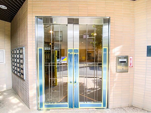 【エントランス】落ちついた外観にマッチしたエントランス。