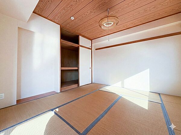 【和室8帖】和室を上手に活用すると暮らし方の幅が広がります。例えば普段は開け放して、子供の小さいうちはお昼寝や遊びのスペースに。畳はソフトなので転んでもケガをしにくく安心です。