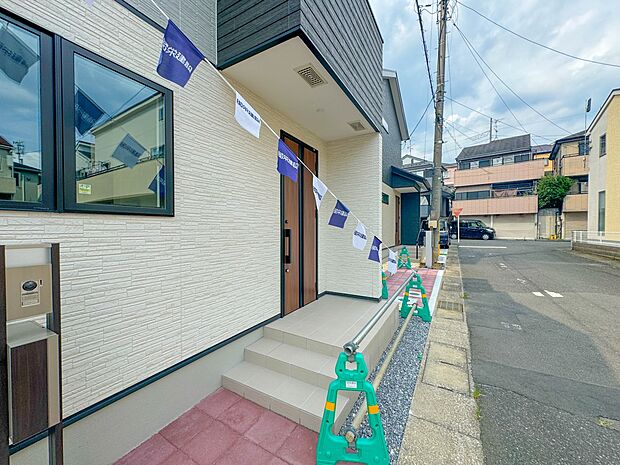 玄関はおうちの顔と言われます。玄関アプローチは、外観デザインの印象を左右します。ご家族の個性を出しながら、素敵な玄関でお客様をお迎えしてください。