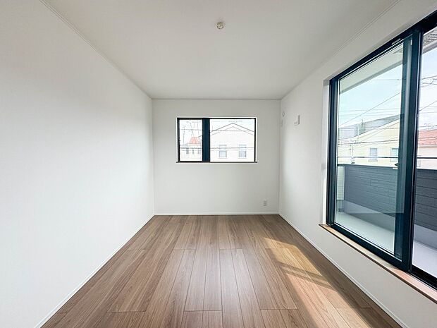 通風・採光に優れ、心地よい光と風が溢れています。 贅沢で豊かな居住性と、プライドを満たすクオリティが見事に調和した住空間。新築ならではの快適なひとときをご体感頂ける筈です。