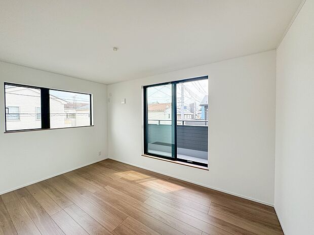 自然光の明るい空間でお子様と遊べます。