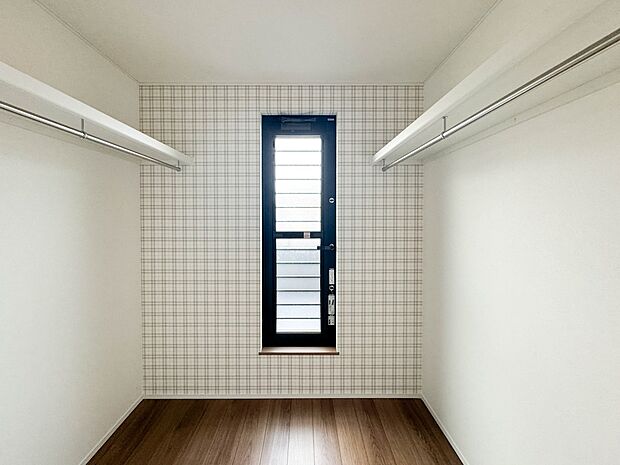 【WIC（ウォークインクローゼット）】  たくさんの洋服をかけてもシワになりにくいウォークインクローゼット。洋服以外にも、普段使わない家電やスーツケース、ストック品など何でも片付く嬉しい空間…