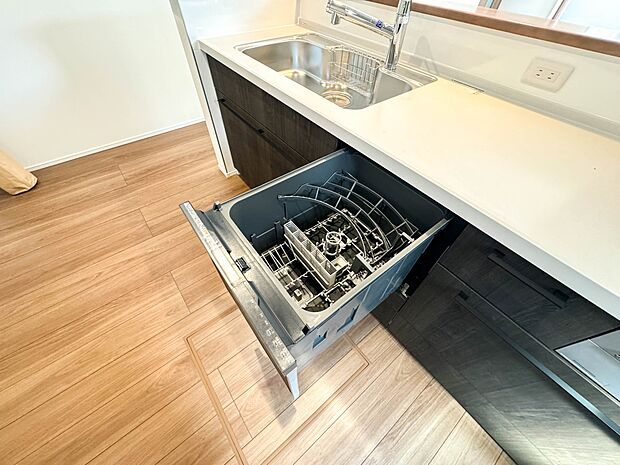 食器洗いのわずらわしさから開放してくれる嬉しい設備。後片付けの手間を減らし奥様の時間を有効活用できます。お湯と洗剤を使う機会が少なくなるため、手荒れ防止にも。