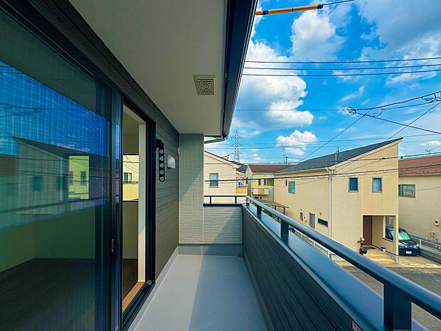 【バルコニー】  バルコニーから差し込む陽光・通風は、住環境・快適性と共に有り続ける貴重な「財産」です。