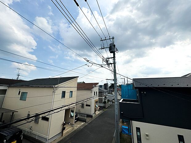 その街並みは、さまざまな家の姿が、歩く人々を楽しませている。そう街並みは街の美しい風景なのだ。その風景が目をやさしく和ませてくれている。