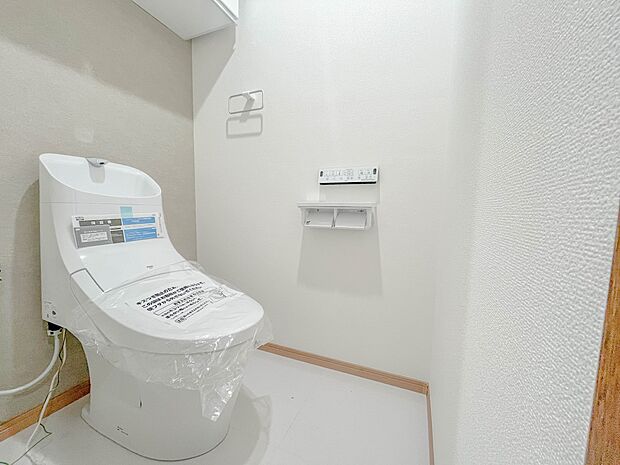 【Toilet】トイレ・ウォシュレット付。快適で衛生的な洗浄機能付温水シャワートイレです。