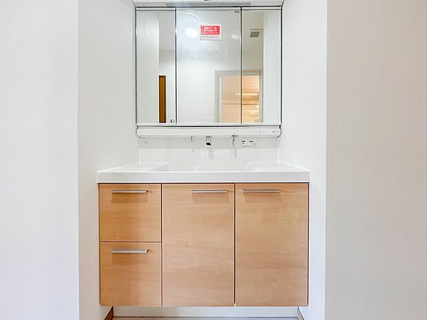 【Powder room】洗面所は小さなプライベートスペース。歯磨き、洗顔と毎日施す個人空間。