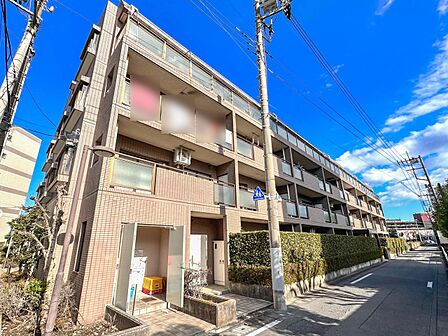 【外観】家の前をまっすぐの通りが走っている。クルマは少なく、人々は毎朝、ウォーキング、ジョギング、犬の散歩など、フリーな朝時間を過ごしている。