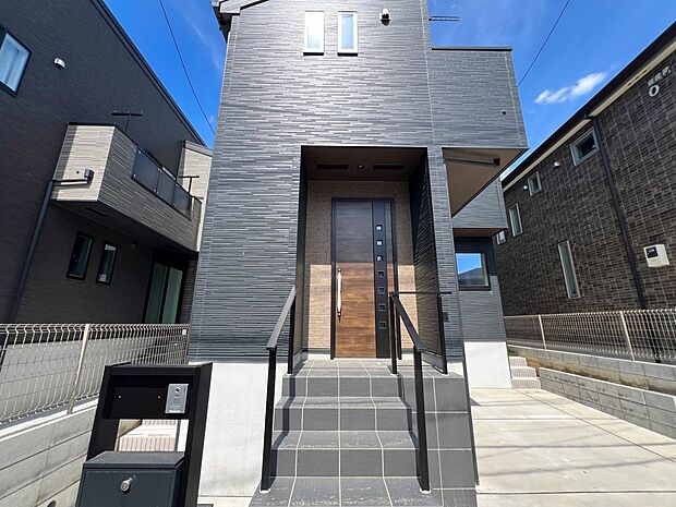 【玄関】家の顔となる玄関は、高いデザイン性が求められます。高級感と断熱性、防犯性に優れた玄関ドアを標準装備。ピッキング対策のセキュリティサムターン等、防犯に考慮しました。