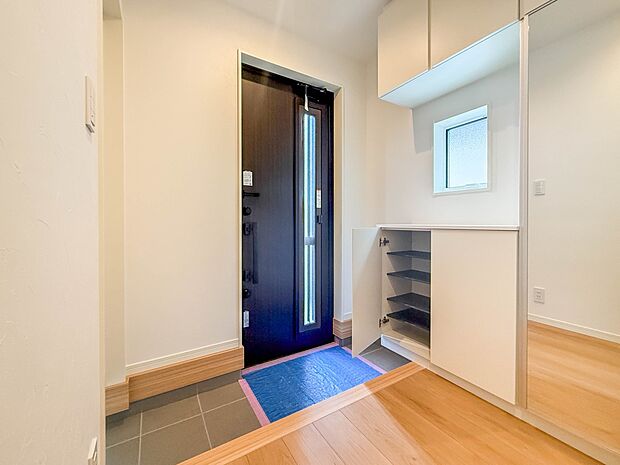 【玄関】玄関はおうちの顔と言われます。玄関アプローチは、外観デザインの印象を左右します。ご家族の個性を出しながら、素敵な玄関でお客様をお迎えしてください。