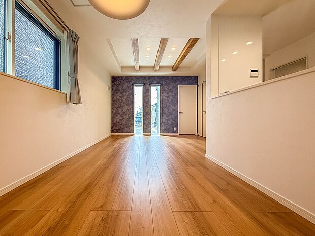 【LDK16.3帖】うららかな陽射しがどのお部屋にも降り注ぎますように、快適さを追求した間取設計。得難い立地環境での生活を恵みの豊かな永住の地へと変えてくれます。