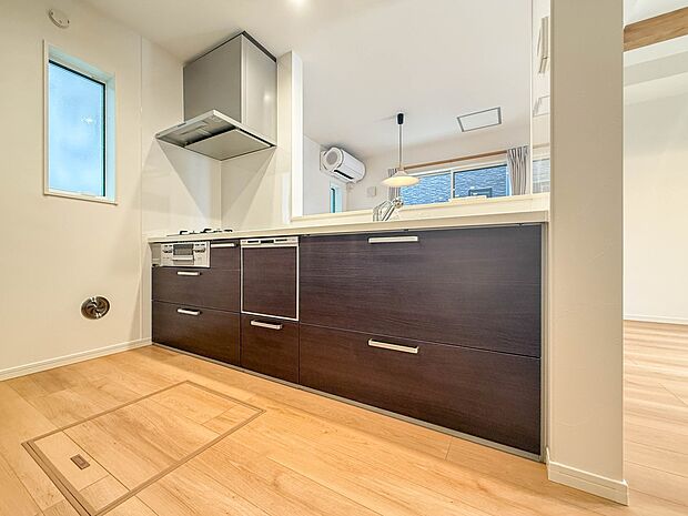 【キッチン】ナチュラルな自然光の中での調理。お洒落な食器類を余裕で収納できるスペース。動きやすい女性目線のキッチン動線。これからはお料理をつくる時間が劇的に変わります。