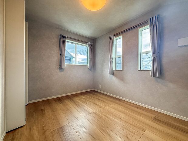 【子供部屋】お子様のお部屋にぴったりなクロークを備えたフローリング仕様の洋室です。