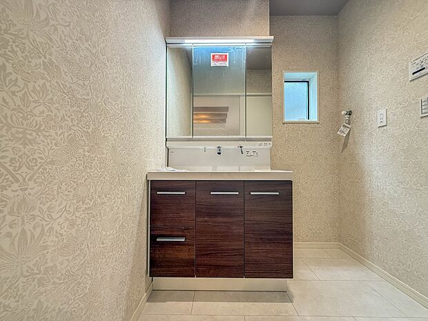 【洗面台】 十分な大きさの洗面台は、身だしなみチェックや歯磨きなど、朝の慌ただしい時間でもホテルライクなスペースで余裕とゆとりを感じて頂けます。