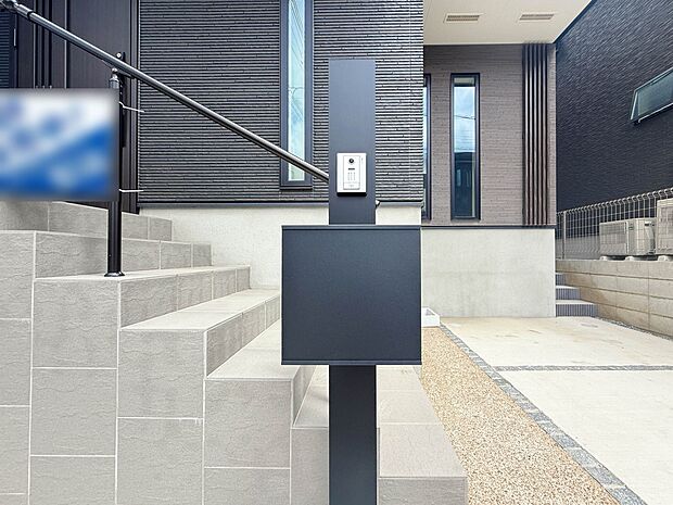 【インターフォン】カメラ付きインターホンで不審者を確認できます。