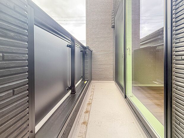 【バルコニー】 朝の澄んだ空気や、夕方に吹く清々しい風を五感で感じられるバルコニー。屋外にあって、住まいの中でも本当の自然を感じられるスペースです。