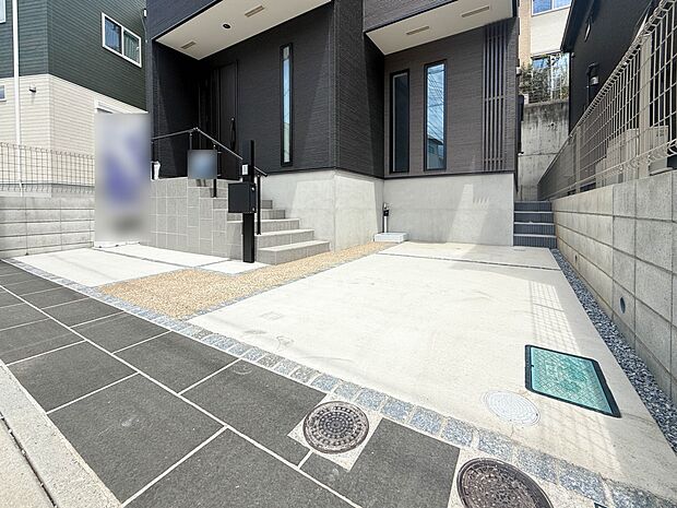 【駐車場】ゆったりとした駐車スペースを確保。大きめのお車でもOK。