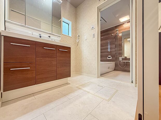 【脱衣所】洗面所は小さなプライベートスペース。歯磨き、洗顔と毎日施す個人空間。