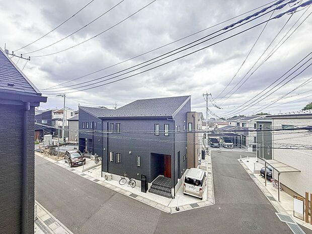 【眺望】朝の澄んだ空気や、夕方に吹く清々しい風を五感で感じられるバルコニー。