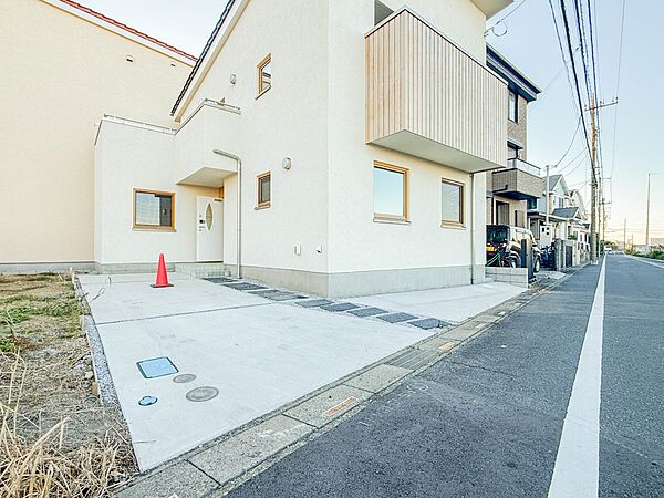 1号棟【駐車場】毎日の生活にマイカーが必須という方は、購入を検討する際、駐車場があることは大事な条件です。毎日の通勤や家族の送迎、買い物やお出かけなどクルマのある暮らしを満喫したい方は要チェ…