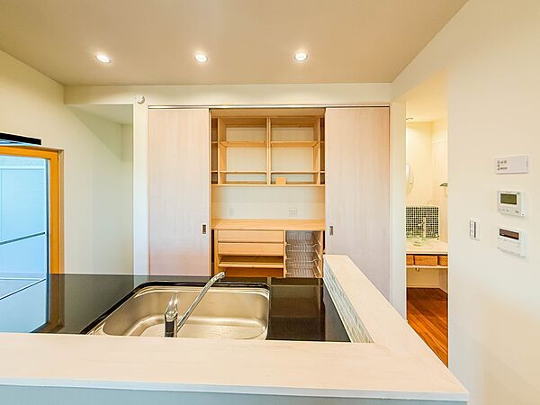 1号棟【キッチン収納】キッチン周りの収納は大変便利、いくらあっても良いものです。