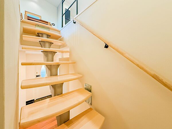 1号棟【手すり付階段】手すりがないと階段の昇り降りで危険なことはもちろん、壁に手をつきながら歩くことで壁紙が汚れやすくなります。すべての方に快適に昇り降りしていただくため、手すりを設置しまし…