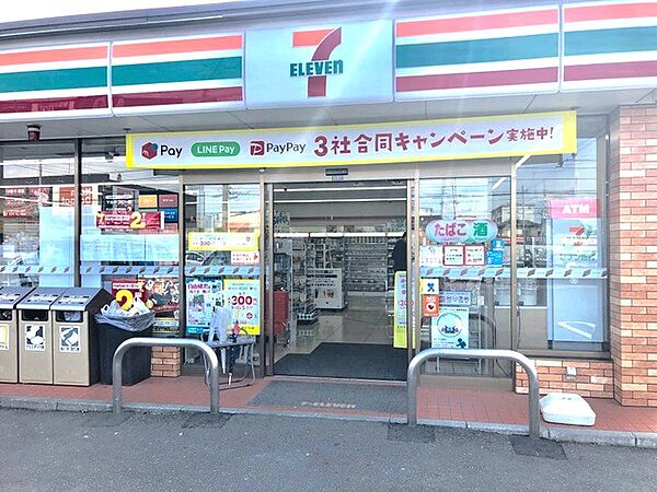セブンイレブン上尾上店まで266m 徒歩圏にあり、急な買い足しやちょっとした用事にも対応しやすい立地です。時間を気にせず利用できる安心感があり、日々の生活を支えてくれる身近で便利な存在です。