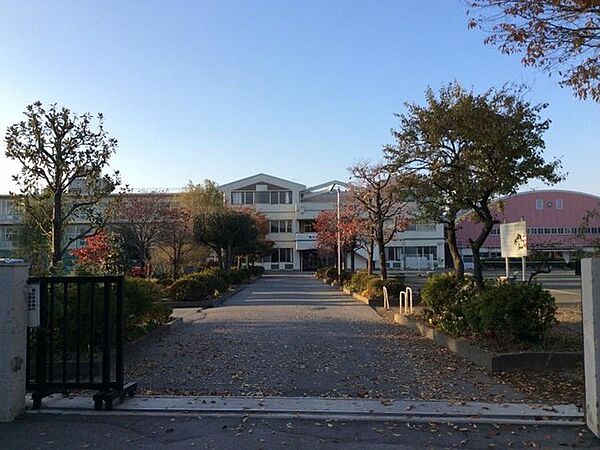 桶川市立桶川東中学校まで1614m 落ち着いた環境の中で学べる教育施設で、お子様の成長をしっかりサポート。通学を通じて体力づくりにもつながり、規則正しい生活リズムの形成にも役立ちます。