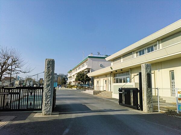 桶川市立桶川小学校まで1685m 教育施設が徒歩圏にあり、毎日の通学も安心。通学距離が適度に確保されていることで、お子様の体力づくりや自立心の成長にもつながる環境です。