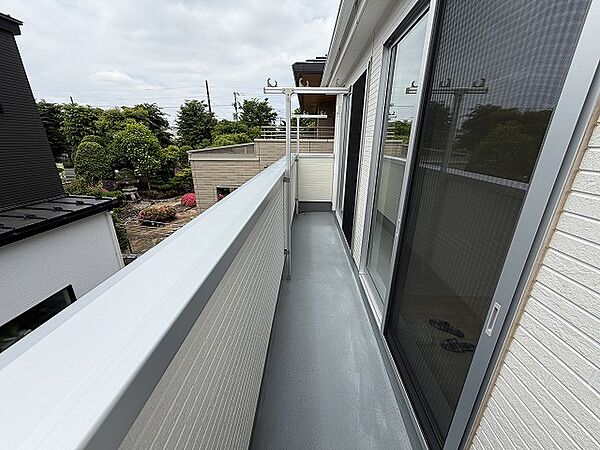 2つの居室から出入りできるバルコニー南面バルコニーで洗濯物も乾きやすく、陽当り良好です。