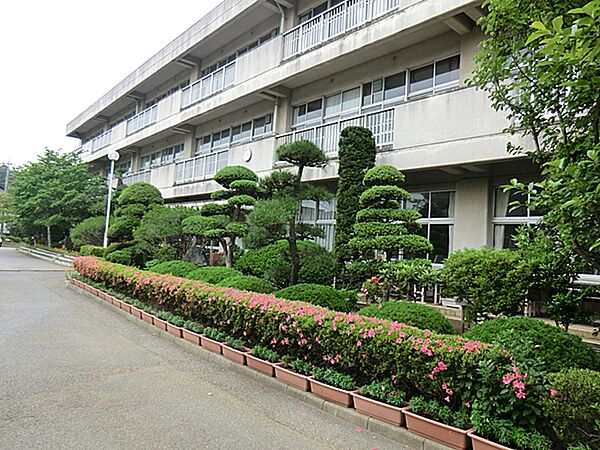 野田市立岩木小学校まで552m 地域に根差した教育環境の中で、お子様がのびのび成長できる安心感のある立地です。