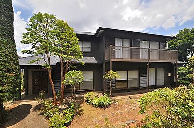 外観:西武不動産旧分譲地内の別荘のような邸宅です。高台に位置していて眺望良好です。 外観:西武不動産旧分譲地内の別荘のような邸宅です。高台に位置していて眺望良好です。