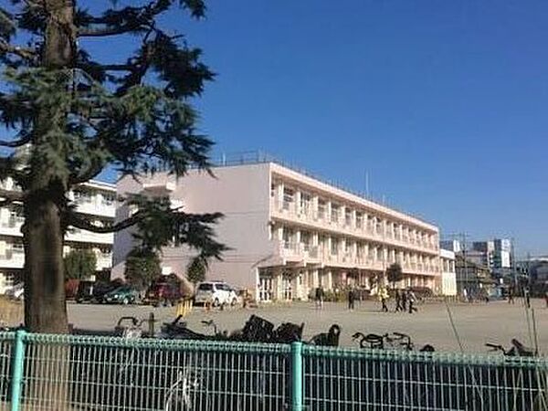 所沢市立南小学校まで1792m 豊かな自然に囲まれた環境の中で、お子様がのびのびと学べる教育施設として親しまれています。
