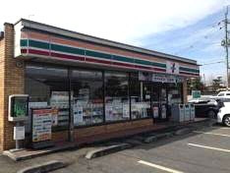 セブンイレブン北本深井1丁目店まで651m 急な買い物や軽食の調達はもちろん、ATMや各種サービスも利用できる便利なコンビニです。