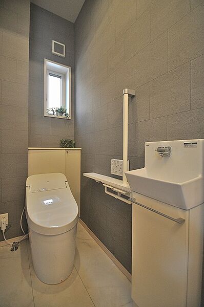 トイレ内に設置する手洗い器。限られたスペースにも収まりやすく、使いやすさと清潔感を両立したシンプルなデザインです。
