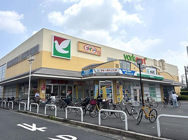 ヨークマート越谷赤山店まで763m 新鮮な野菜や果物、惣菜・弁当など品揃えが充実したスーパー。ベーカリーやクリーニング、買い上げ品の配達サービスなども利用できます。