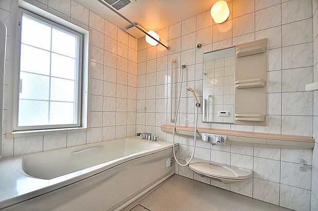 2F浴室　浴室に窓が付いているので、湿気の多い時期でも安心です。