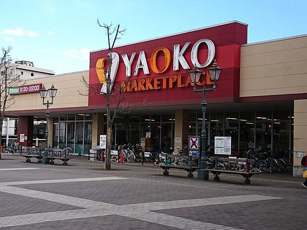 ヤオコー若葉駅西口店まで1248m 9時から22時まで営業。駐車場・駐輪場はは駅前なので有料ですがお買い上げで無料になります。お惣菜やお弁当の品揃えが豊富です。