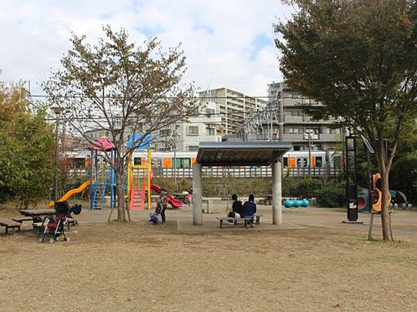 【公園】池袋本町電車の見える公園まで356ｍ