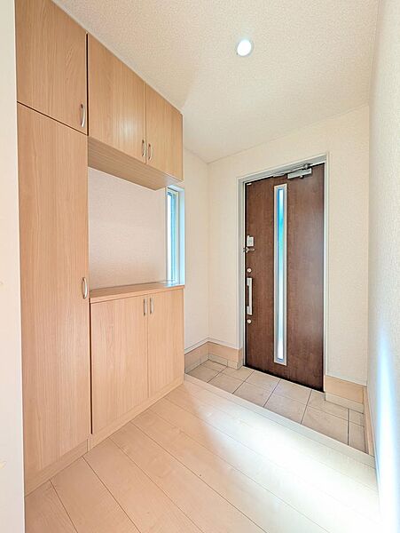 玄関には上下に分かれた収納を設置。靴や外出用品をまとめて整理しやすい空間です。【2026年10月2日撮影】