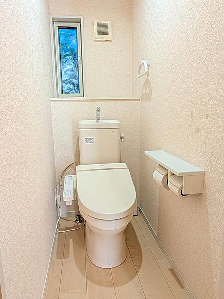 小窓を備えた1階トイレ。温水洗浄便座付きで、来客時にも使いやすい配置です。トイレは2階にもあります。【2026年10月2日撮影】