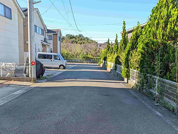 物件前面の道路状況。周辺の建物や道路幅の感覚も、現地写真でご確認いただけます。【2026年10月2日撮影】