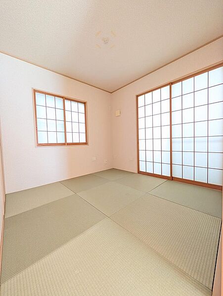 1階の4.5帖和室。LDKに隣接し、客間やお子さまの遊び場など多目的使えます。【2026年10月2日撮影】