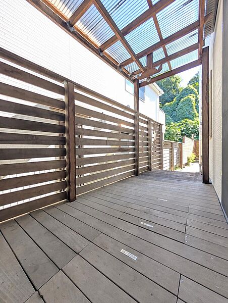 屋根と目隠しを備えたウッドデッキ。外からの視線に配慮しながら屋外空間を活用できます。【2026年10月2日撮影】